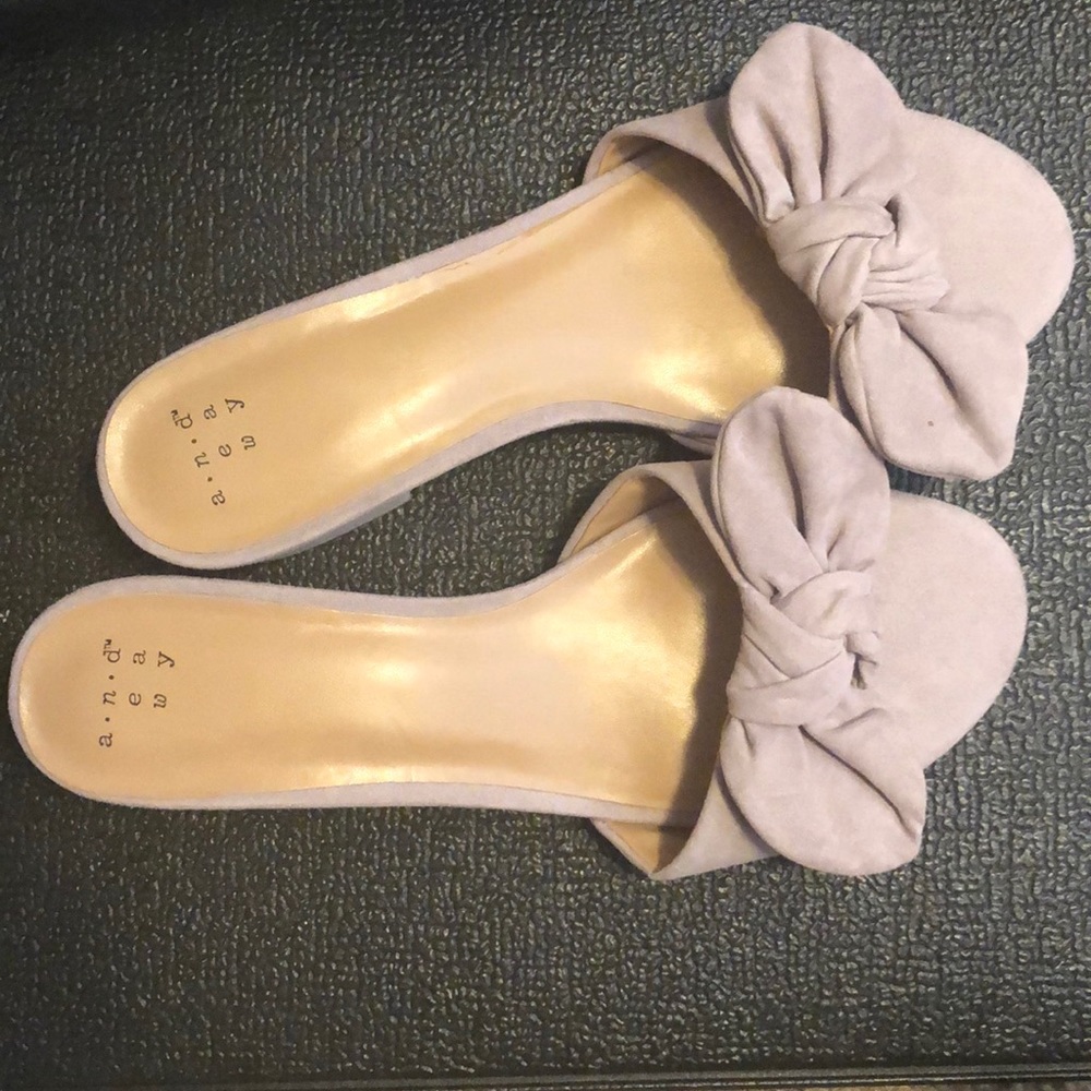 Low heel bow sandals